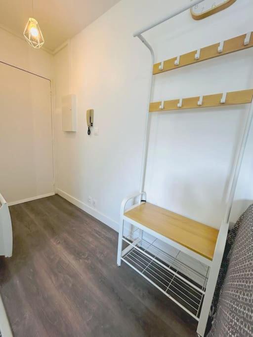 Cosy Avec Terrasse Et Parking, 4 Pers. Apartment Etampes