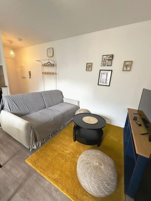 Cosy Avec Terrasse Et Parking, 4 Pers. Apartment Etampes