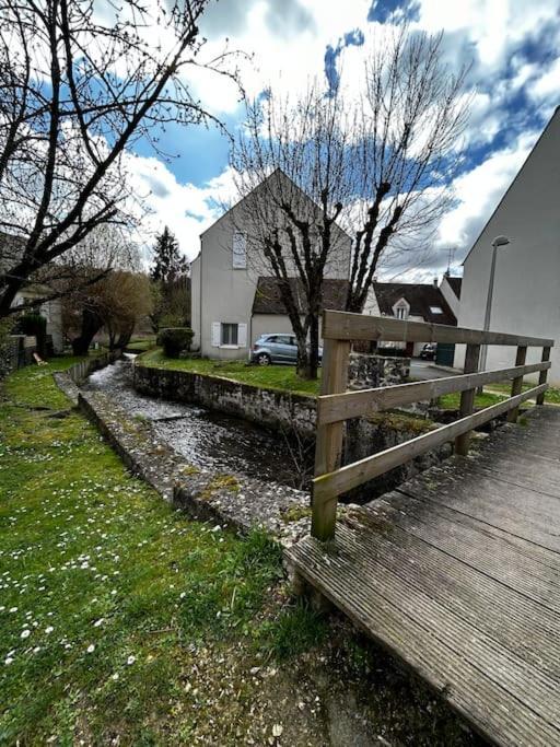 Apartment Cosy Avec Terrasse Et Parking, 4 Pers. Etampes